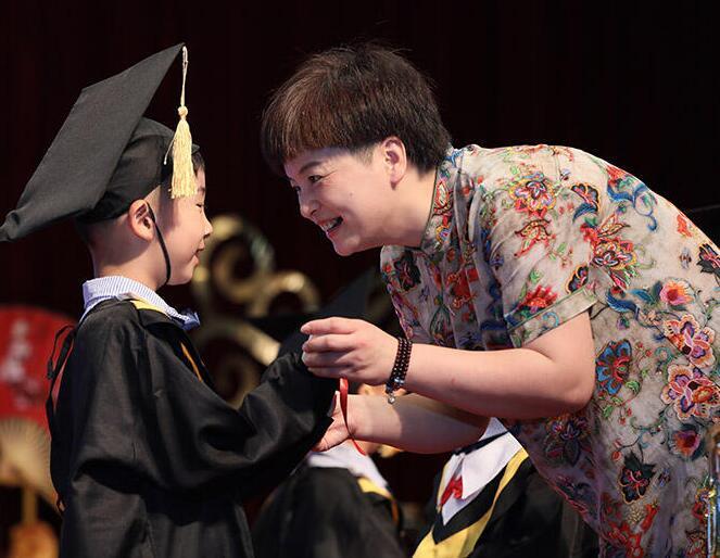 见证成长 幼儿收获人生第一张毕业证书
