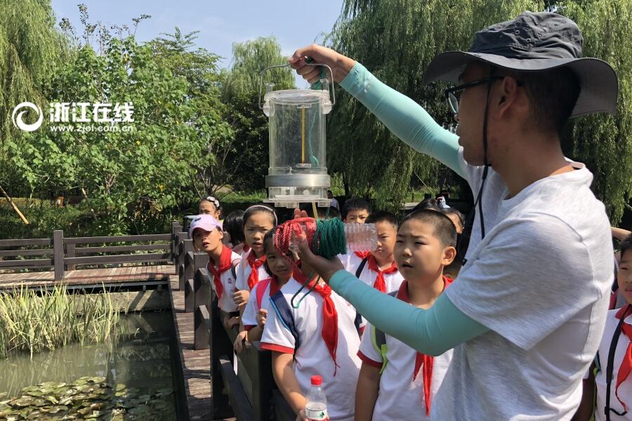 环保小卫士实地采水样 争做环境监测数据员