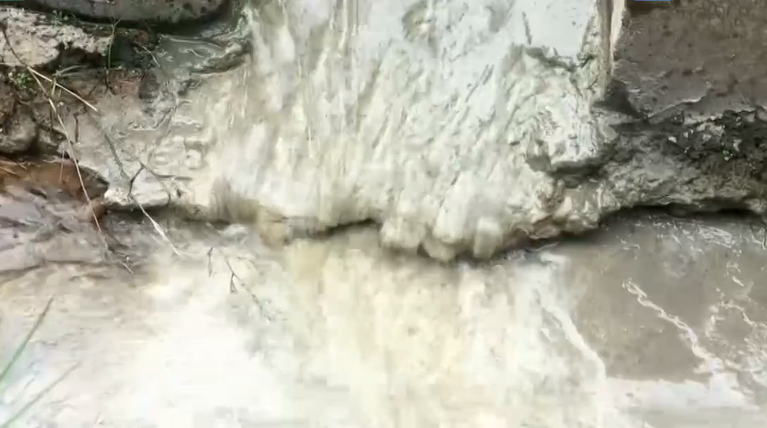 衢州衢江区：铁路项目拌合站直排强碱性废水