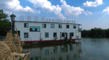 “水上餐厅”常年占用河道   责令停业拆除