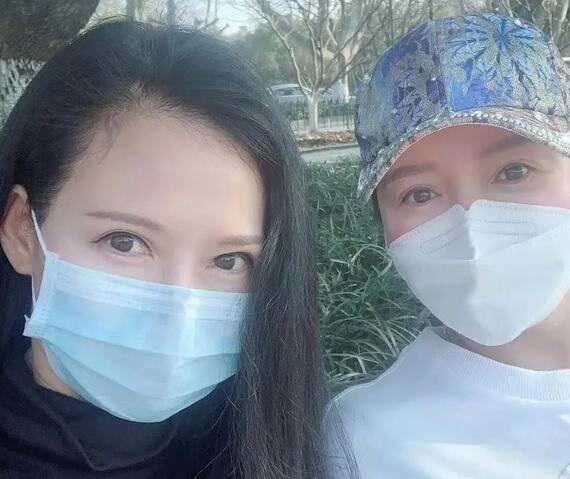 被西湖边跑步送口罩的冻龄大姐​暖哭！这就是侠女心​！