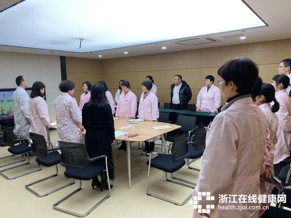 奏国歌.jpg