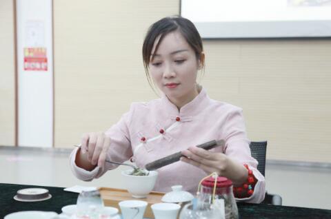 品茶品生活——市计生站工会举办茶艺课