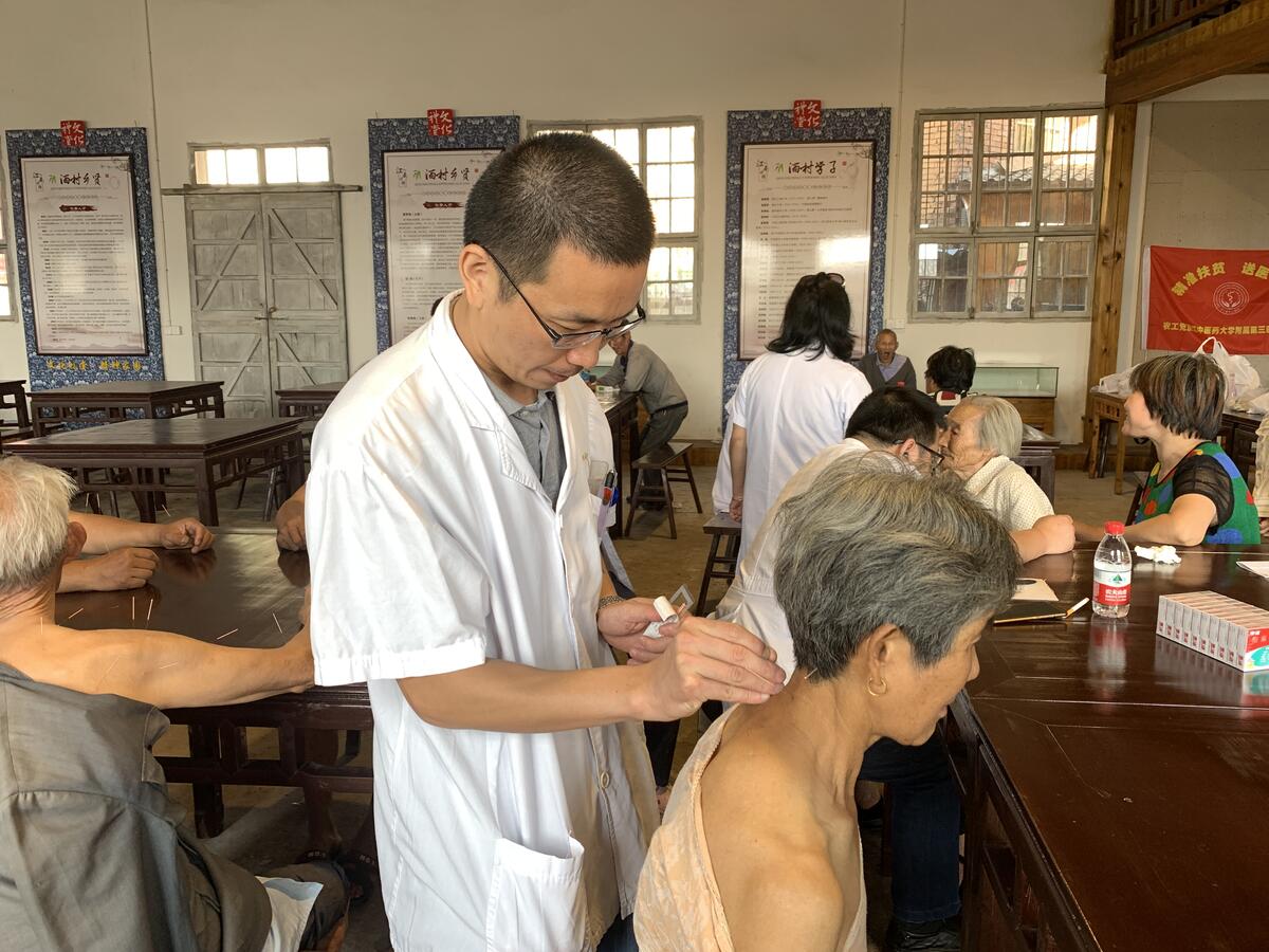 韩德雄主任在为村民做针灸治疗.jpg