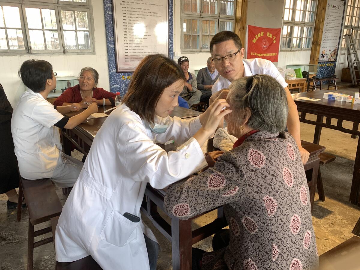 许慧蕾医师在为村民检查.jpg