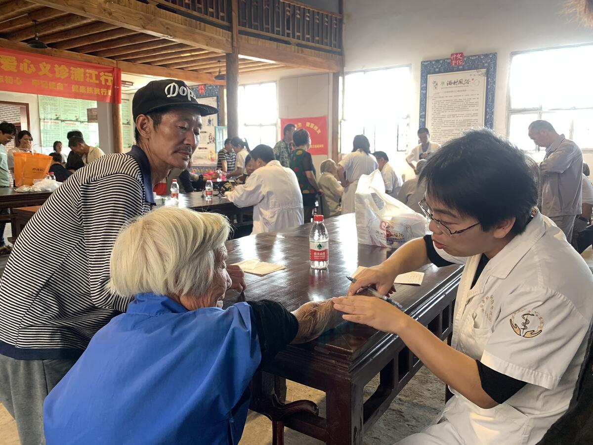 张文喻医师为村民诊治.jpg