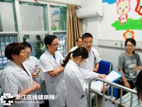 就算大雨让这座小城颠倒，也要为孩子们送去健康