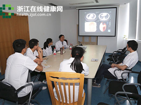 他为何总是吐舌头？去北仑义诊的浙一专家看出了端倪