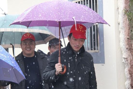 关爱特殊家庭志愿者冒雪走访失独家庭.jpg