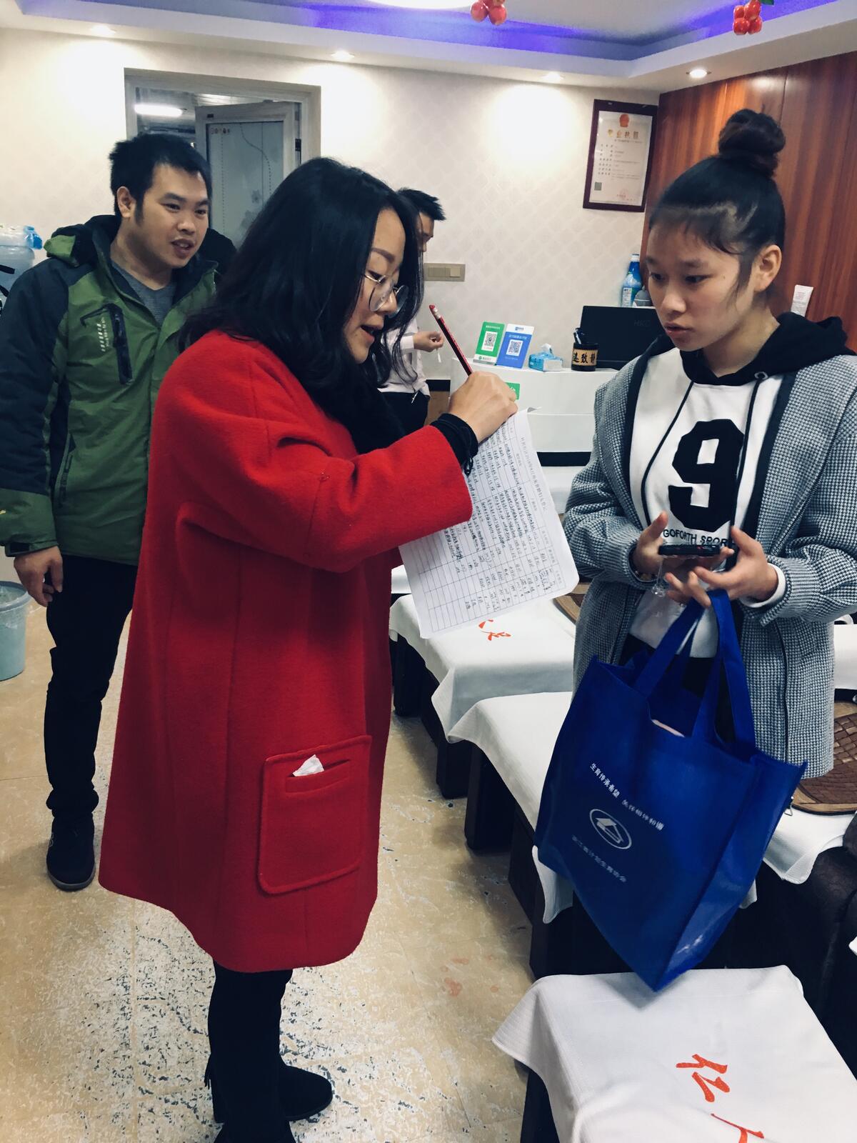 遂昌县妙高镇计生协开展“冬季流动人口健康宣传”活动.jpg