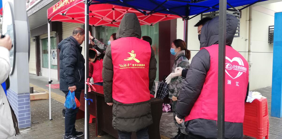 04嘉善县天凝镇计生协志愿者各交通主干道路上参与体温测试做好防控排查和新型肺炎相关知识的宣传.jpg