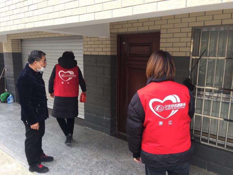 03海盐县望海街道新兴社区计生协为居家观察点消毒.jpg
