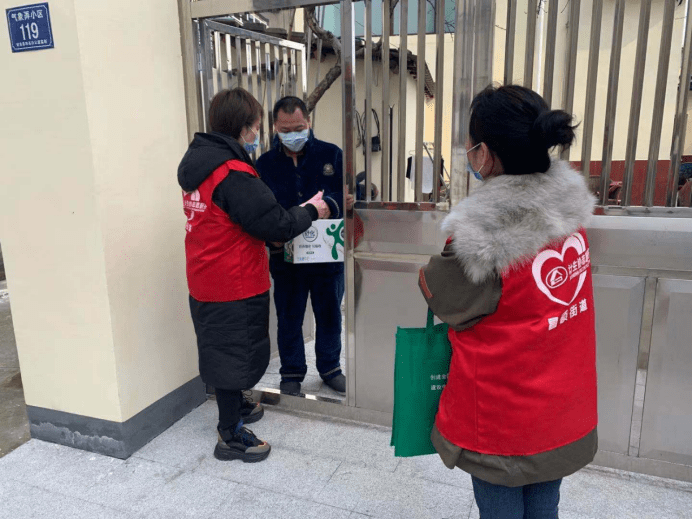 02安吉县昌顾街道计生协志愿者参加小区宣传单发放、人员排摸、为隔离户买菜送菜等服务.png