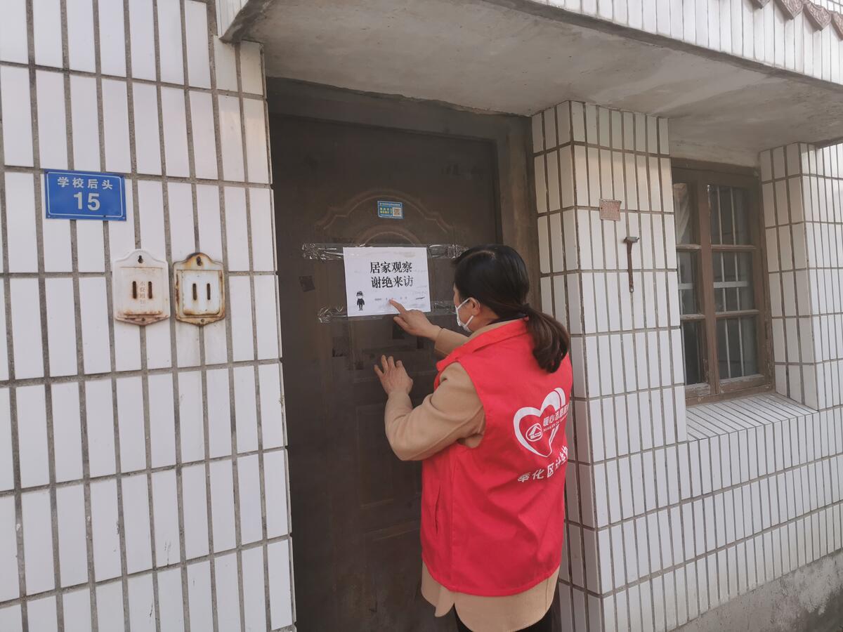05宁波市奉化区计生协上门张贴外来人员居家隔离标志.jpg