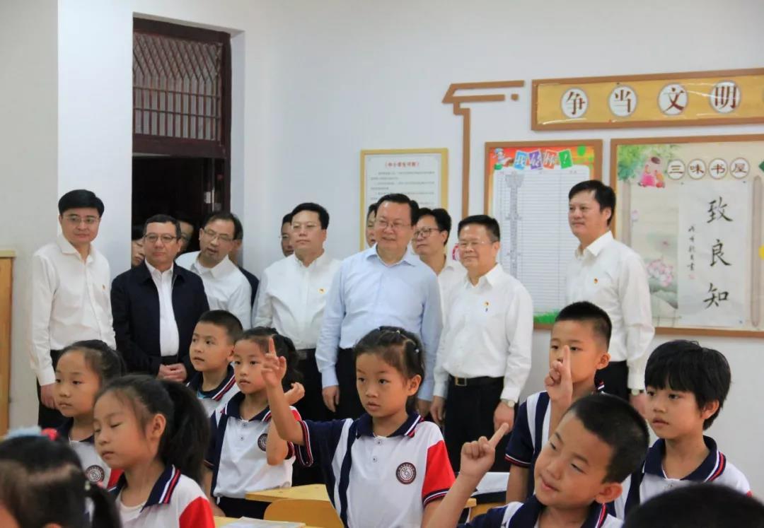 “欢迎你们来到阳明先生的家乡！” 郑栅洁看望赴浙江交流学习的新疆小学生