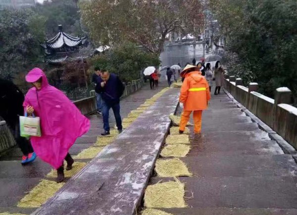 杭州城区抗雪防冻应急响应升为三级 近万人次上街抗雪