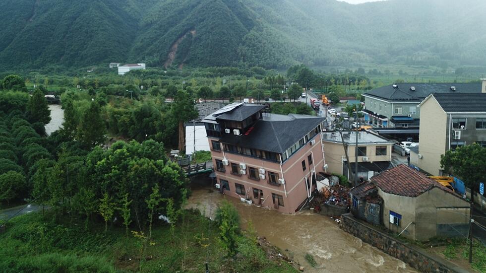 余杭西部山区突降暴雨 部分房屋发生倾斜