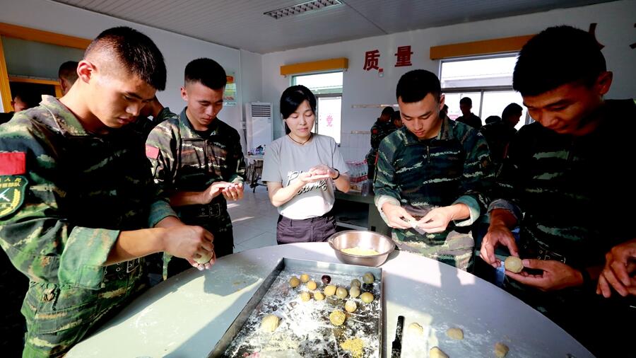 “以饼会友” 庆双节