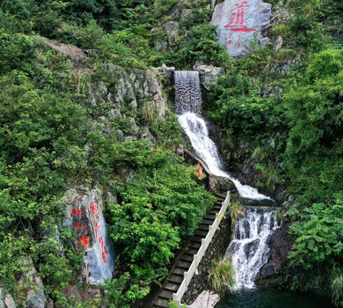 舟山：仙人山瀑布 让人心驰神往