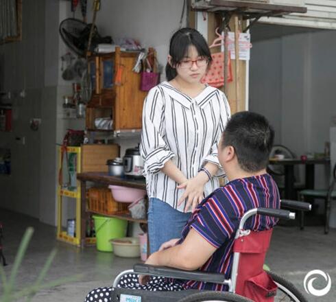 衢州女大学生带着妈妈上学近十年
