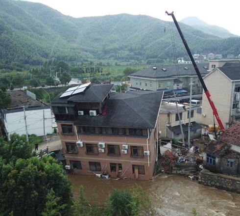 余杭西部山区突降暴雨 部分房屋倾斜