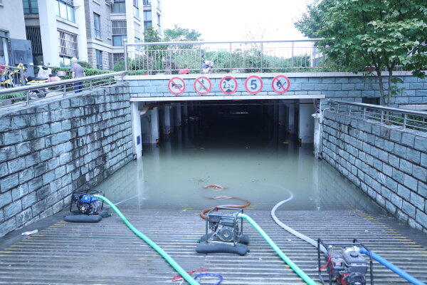 安吉遭遇强降雨 地下车库“积水成河”