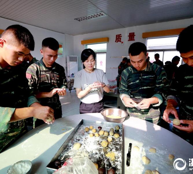 “以饼会友” 共庆双节