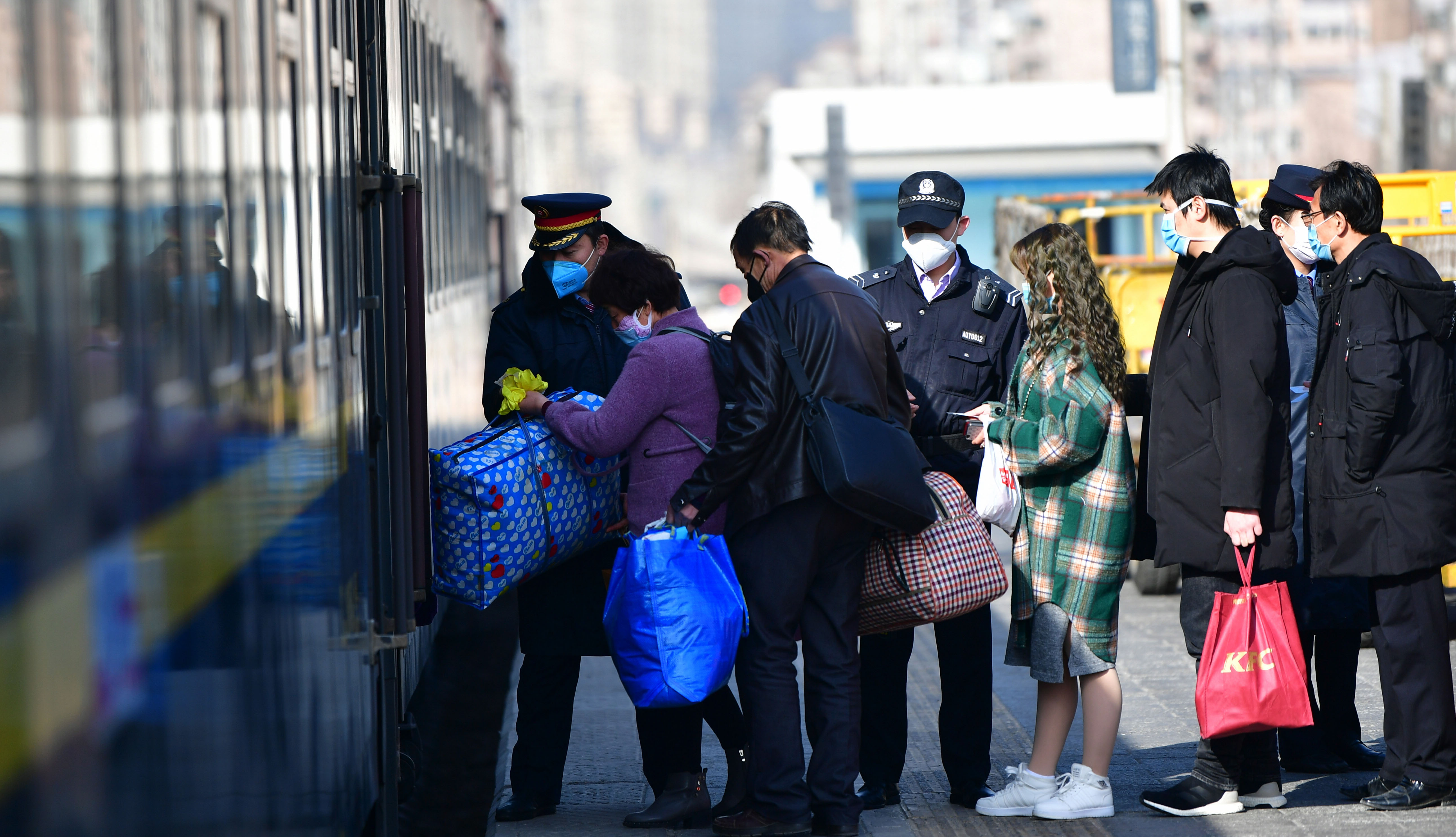铁路公安机关确保81趟复工专列安全畅通 运送复工人员8.4万人