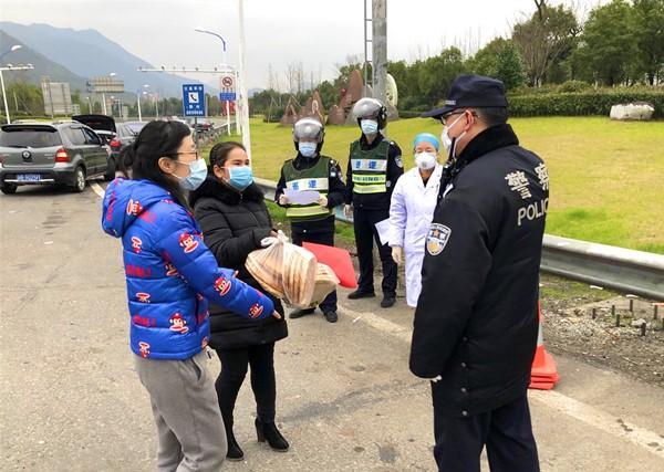 “加油！我们在你身边” 新疆姑娘的爱心馕和亲笔信感动了这个小镇