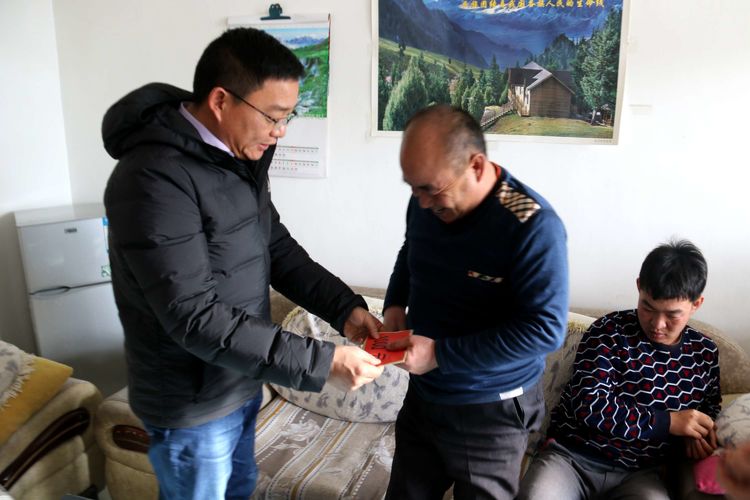 冷湖行委积极开展浙江援青新年“送温暖”慰问活动