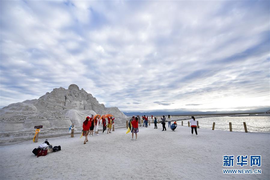 茶卡盐湖迎来旅游旺季