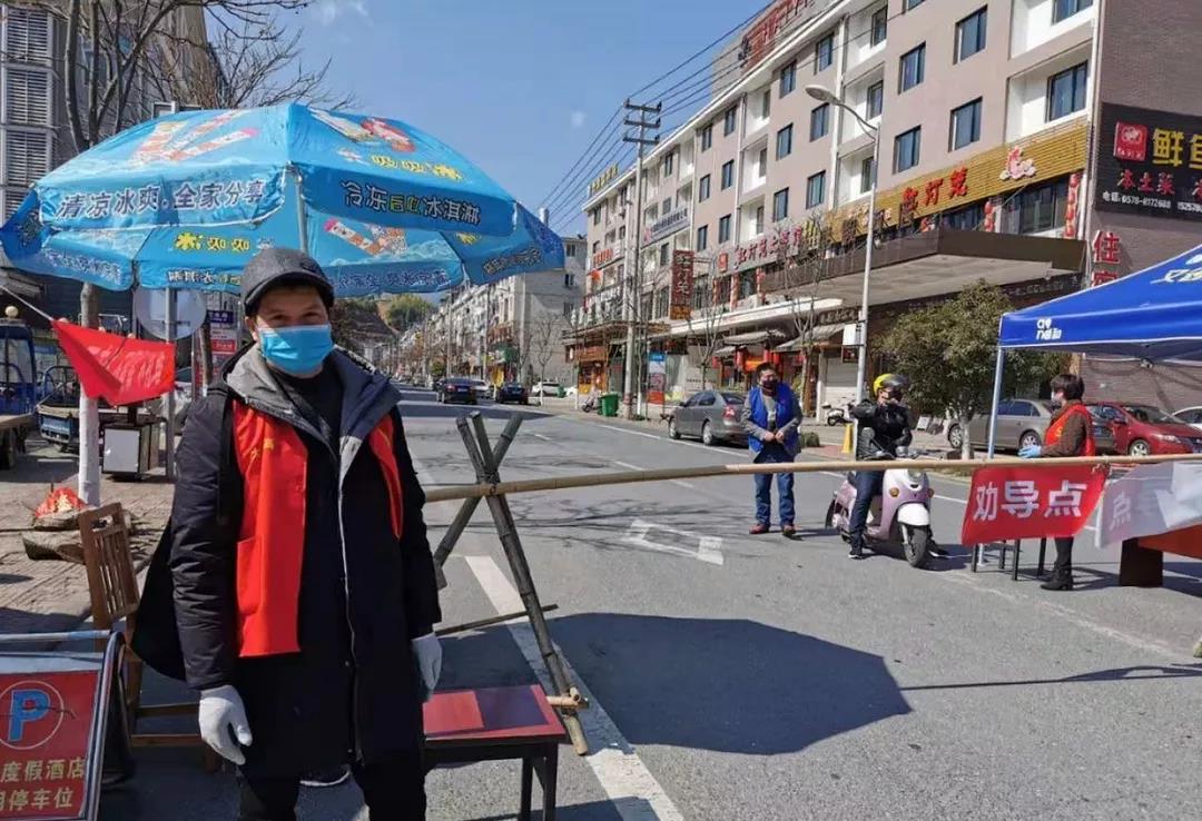 郑荣华“不遵”医嘱来到抗疫一线，岗亭里的他让人泪目