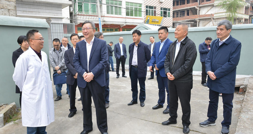 2019年11月8日，蔡秀军副主席带队在青田县东源镇红光村卫生室实地调研