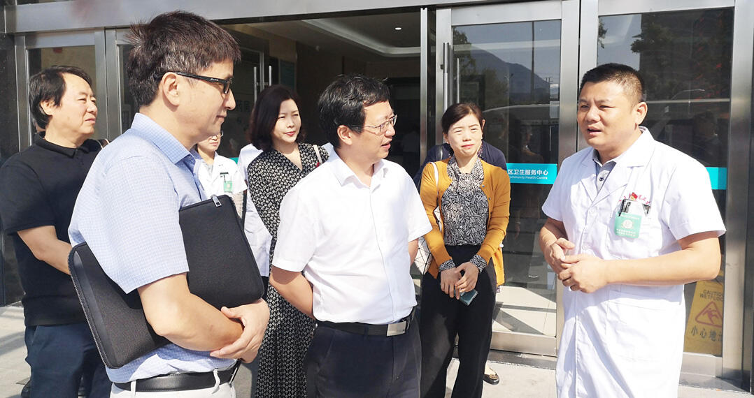 2019年9月24日调研组成员在奉化区萧王庙街道社区卫生服务中心调研